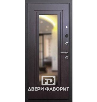 Входная дверь в квартиру с зеркалом в середине створки